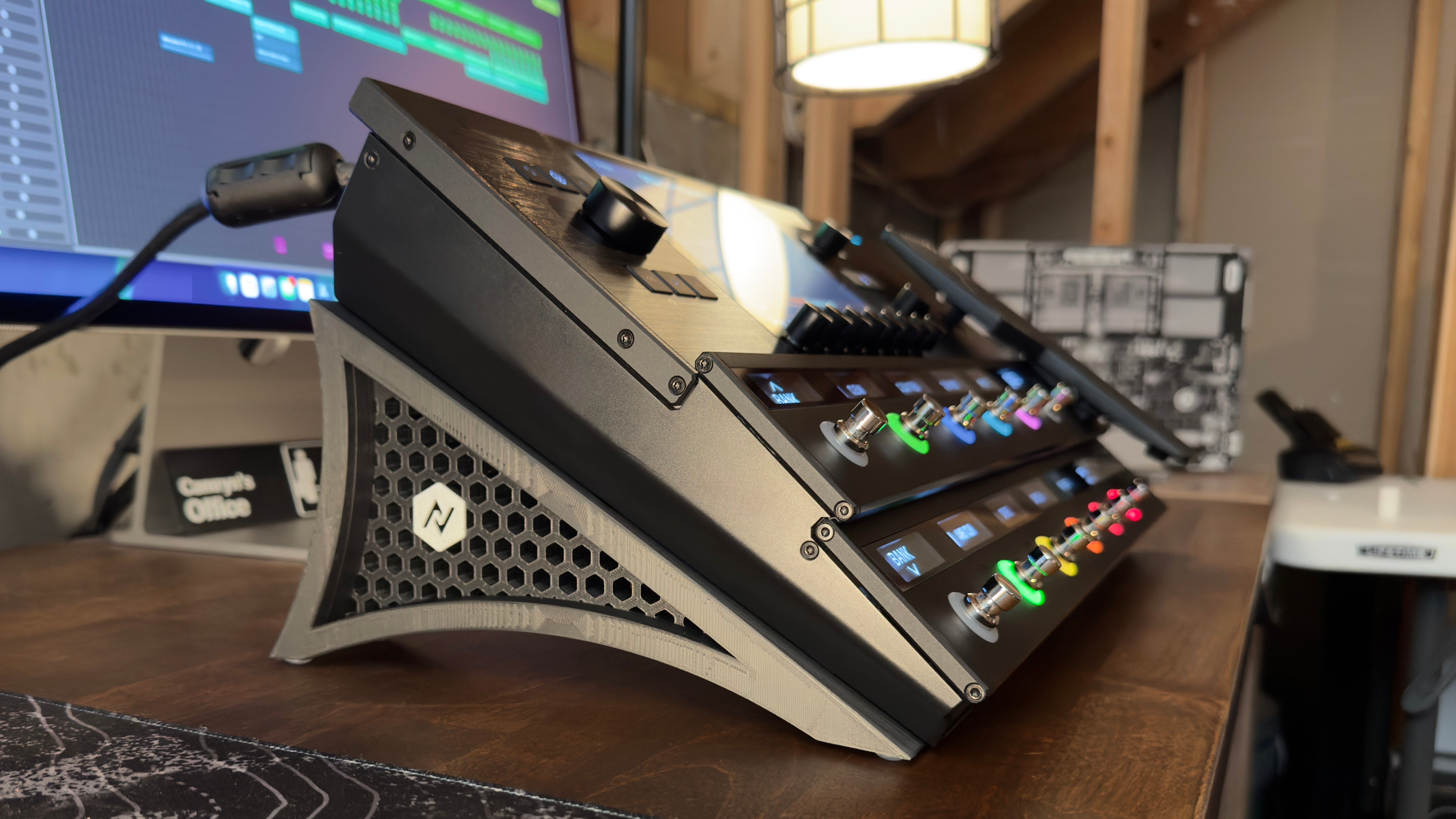 Helix® Stadium XL Desktop Stand – Anthem Visuals