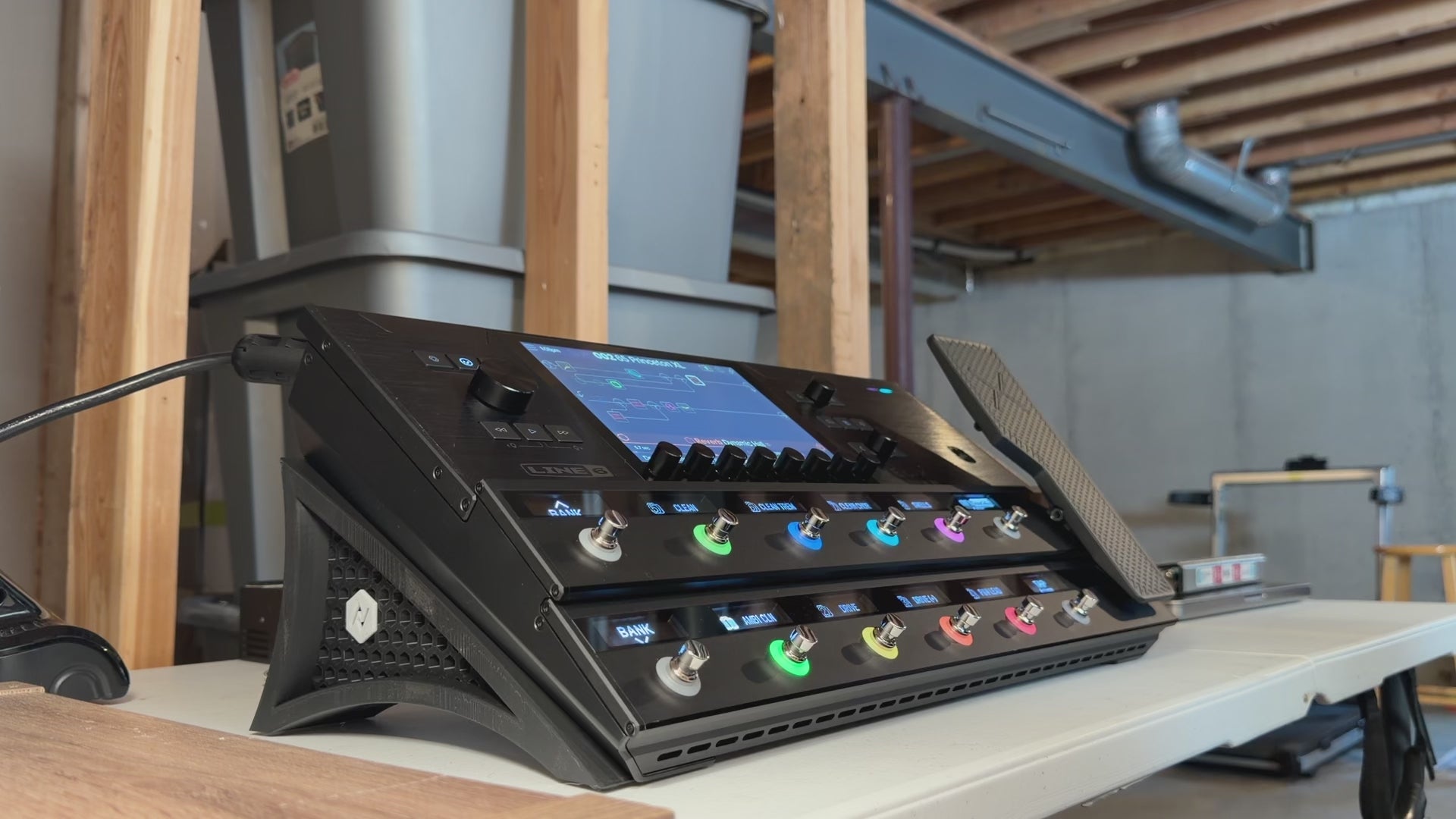 Helix® Stadium XL Desktop Stand